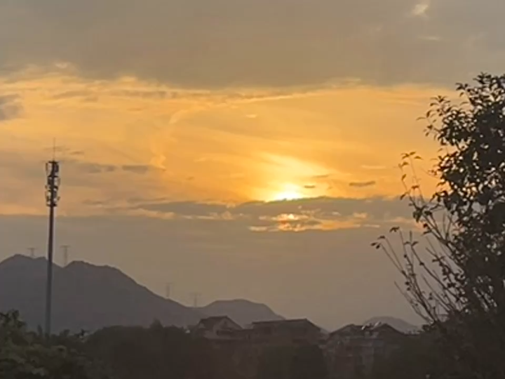 [图]想看圣洁的人跌下神坛 禁欲的人涨红了脸 放荡的人面露青涩 玩世不恭的人选择忠诚 想让你的嚣张变成在我身下的求饶 顽劣的脾气也能温柔地撒娇 正经的西装换成有情调的