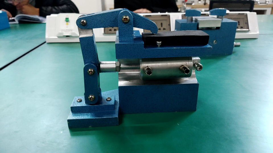 双臂单作用铰链夹紧机构—学校机械实验室的模型