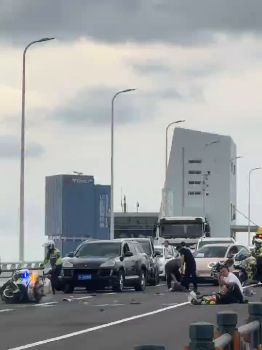 海南世纪大桥交通事故