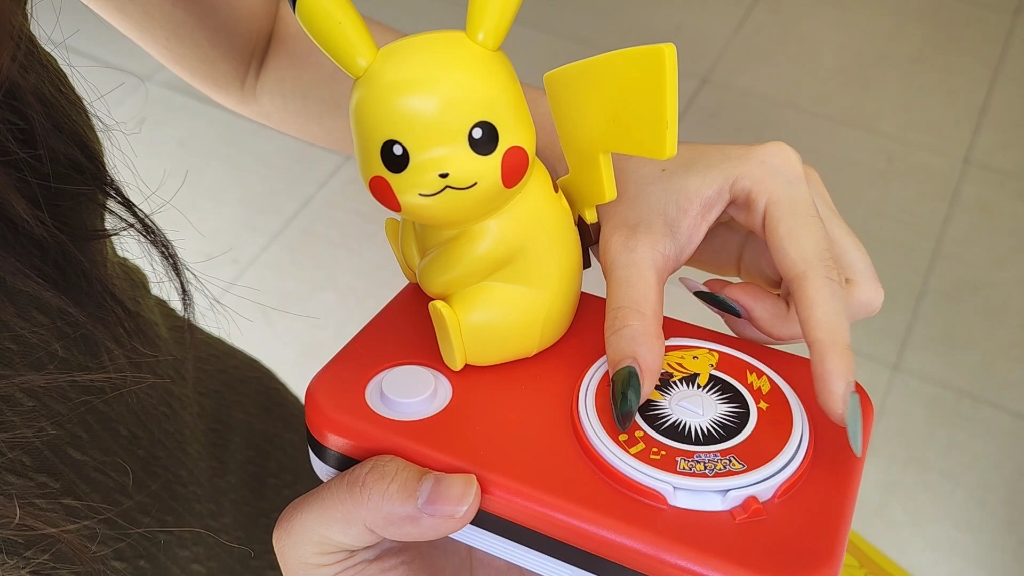 肯德基六一皮卡丘玩具唱片机,怎么放的不是宝可梦主题曲啊