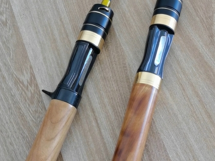 枪柄是我六月份买的,直柄是朋友七月买的,看人家那木头盘的都发红了