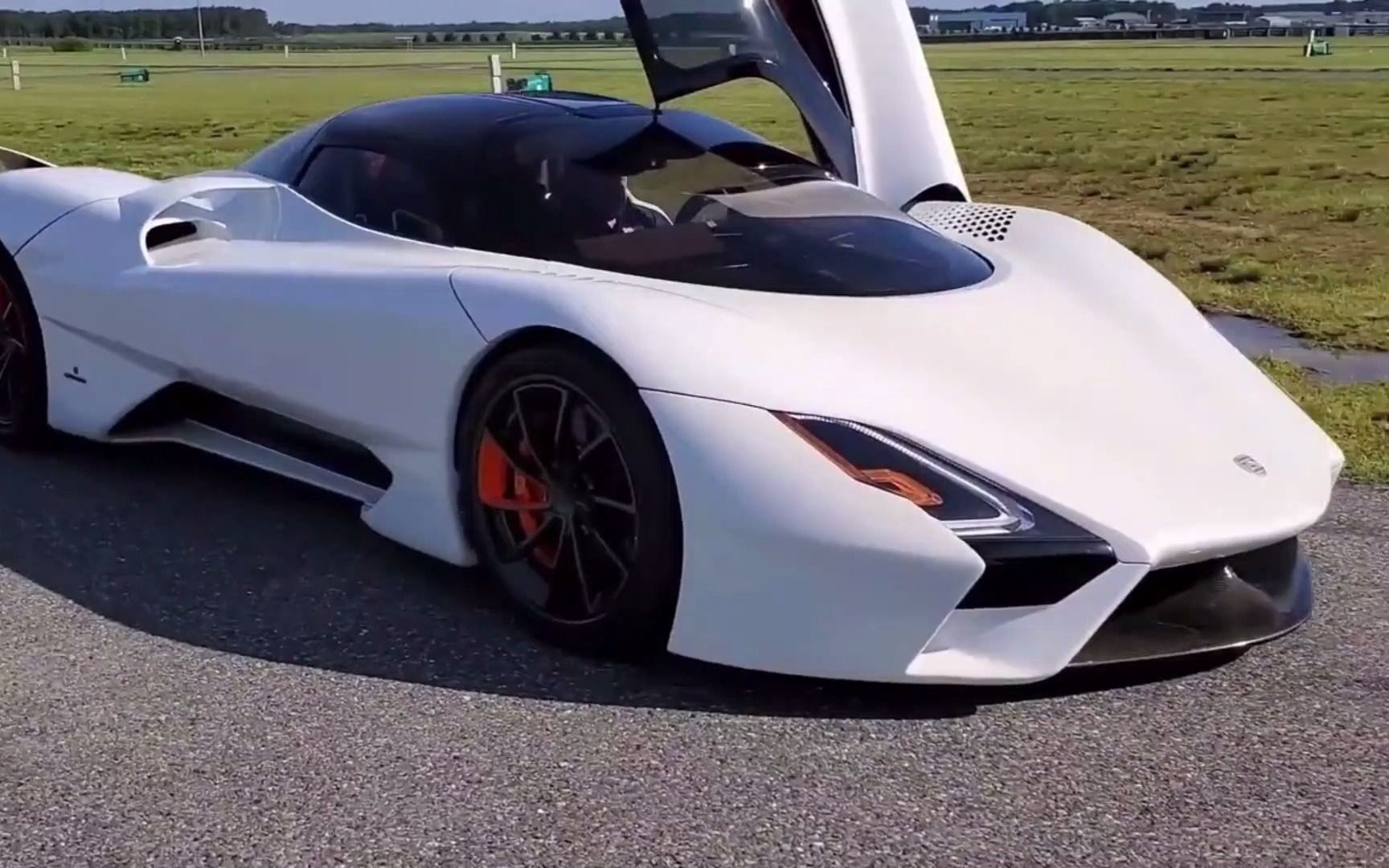 据说能跑过布加迪的"大蜥蜴"极速可达532km /h