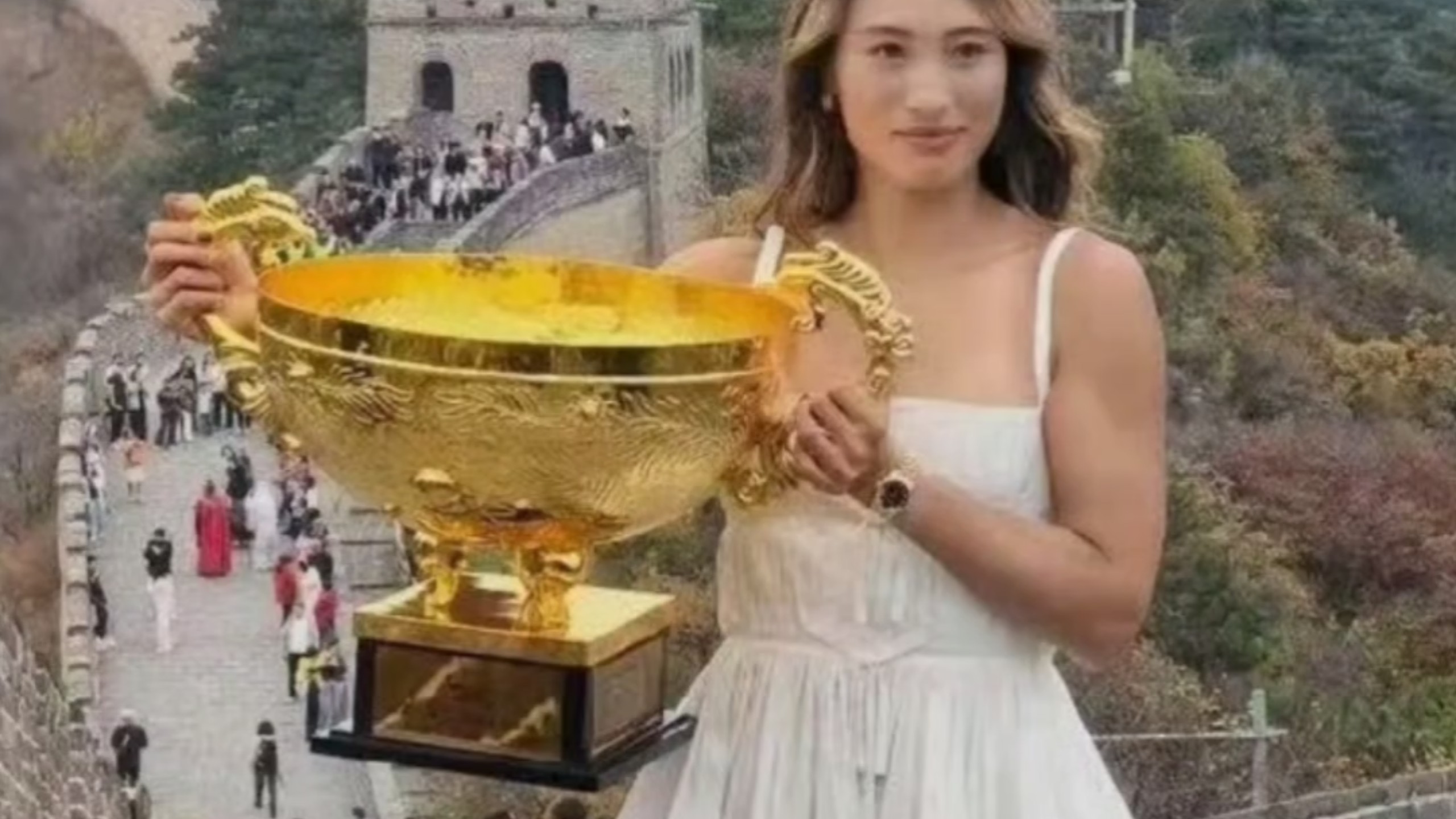 女王驾到！郑钦文登上长城了，一袭白裙亮相，捧冠军金杯好美