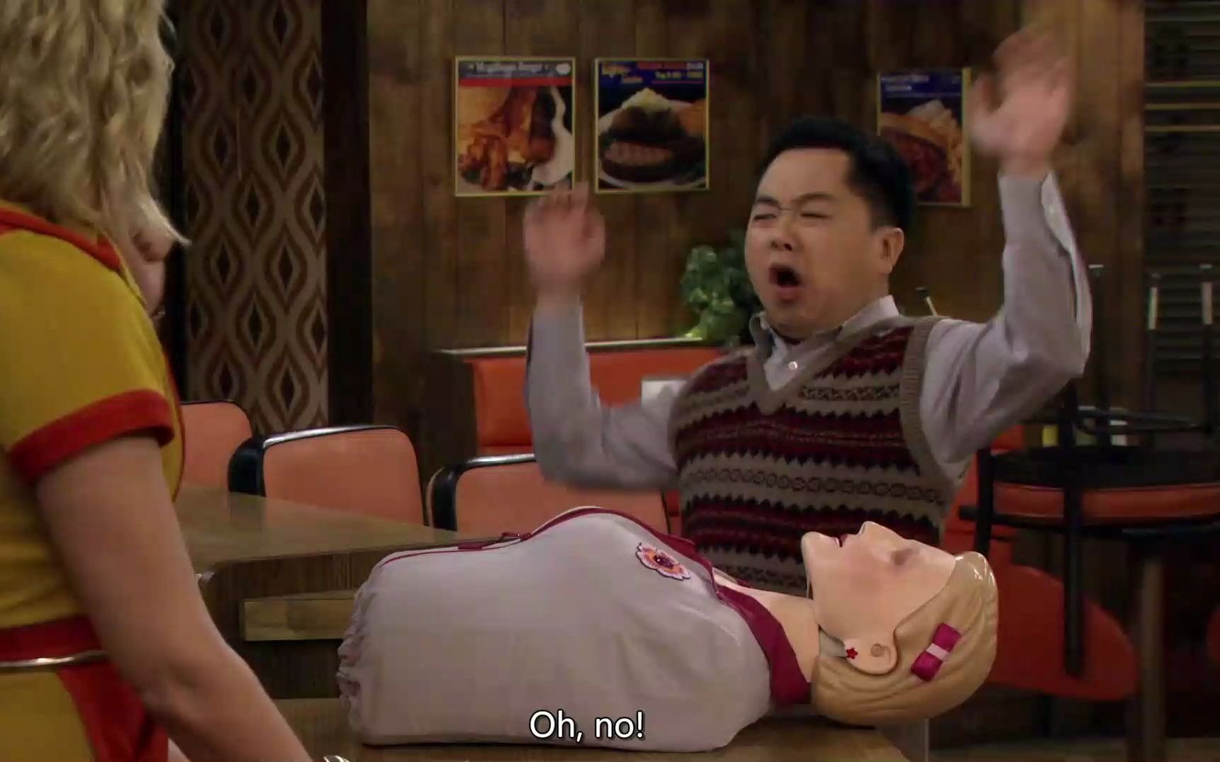 [图]2.Broke.Girls.S04E09.And.the.Past.and.the.Furious.——Han带了他的“Sex-Doll”来教破产姐妹们学急救，