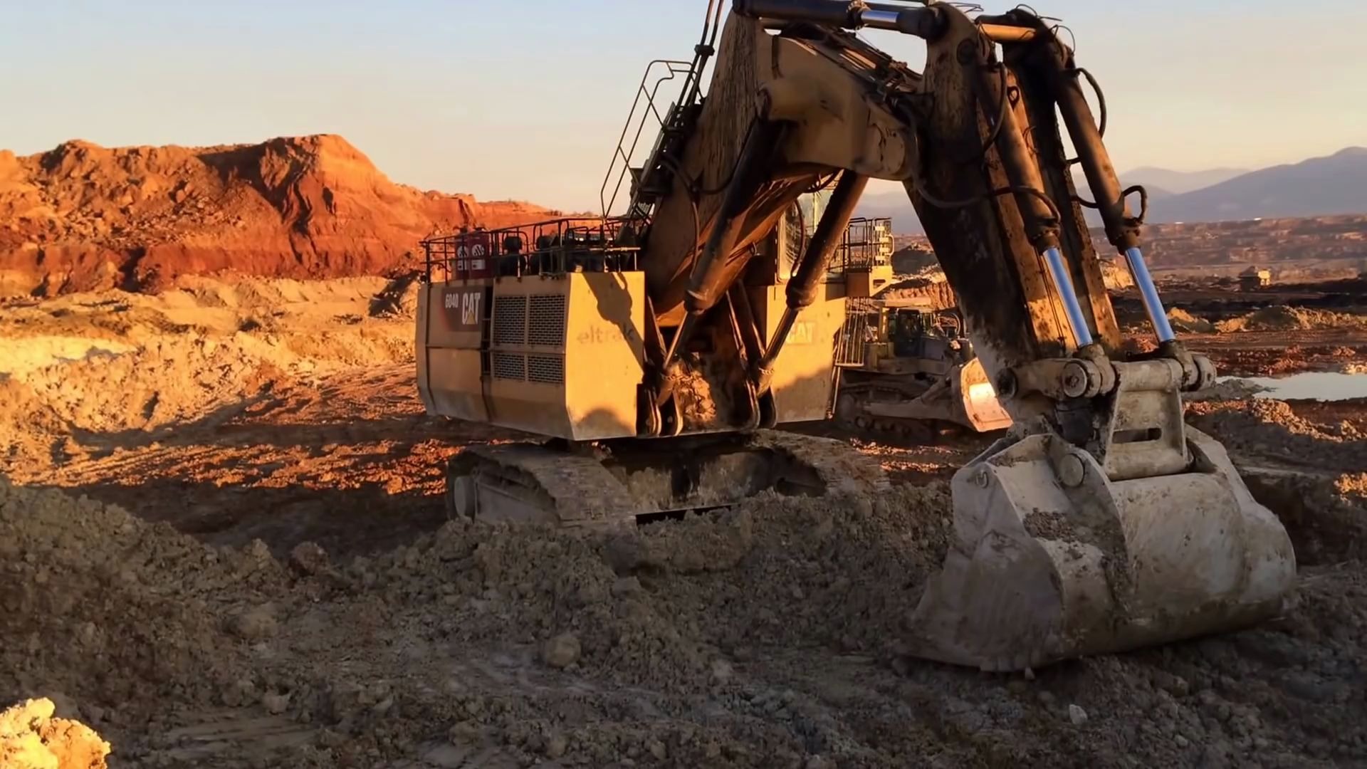 卡特彼勒 6040 挖掘机_哔哩哔哩 (゜-゜)つロ 干杯~-bilibili