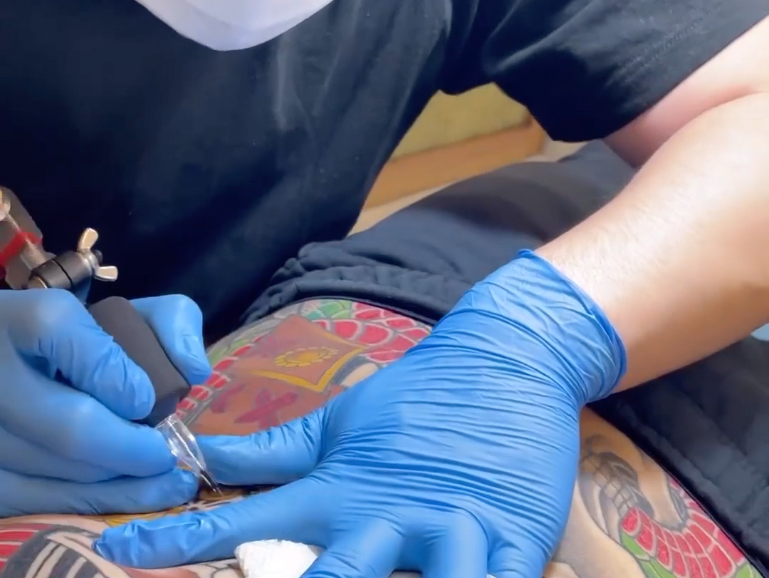 国外著名纹身师:纹身师傅的工作过程.