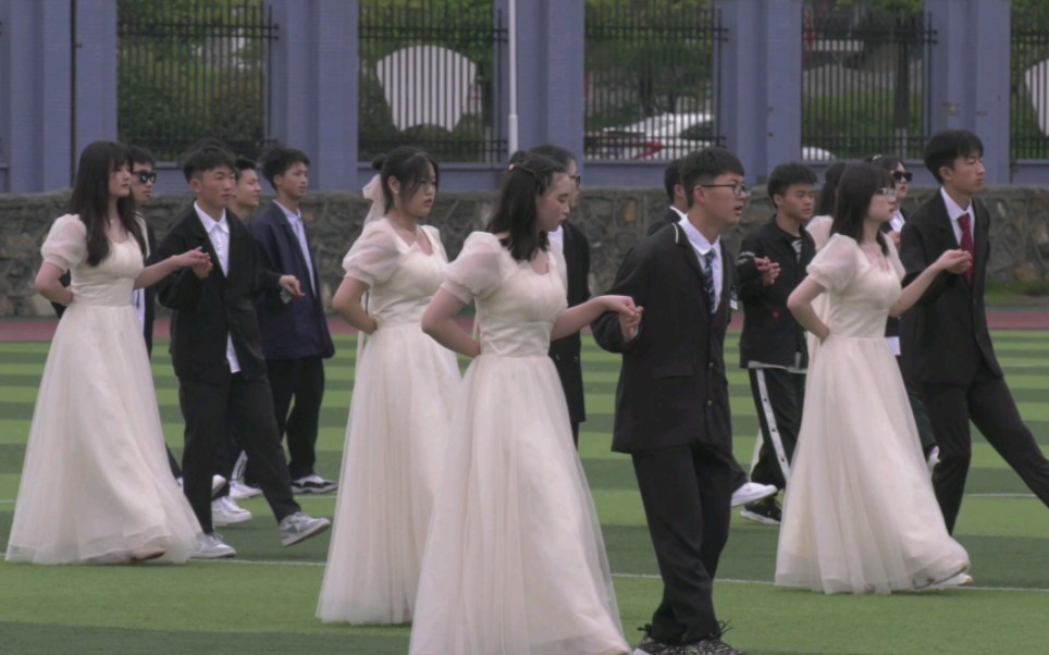 毕节一中2022年华尔兹比赛16班