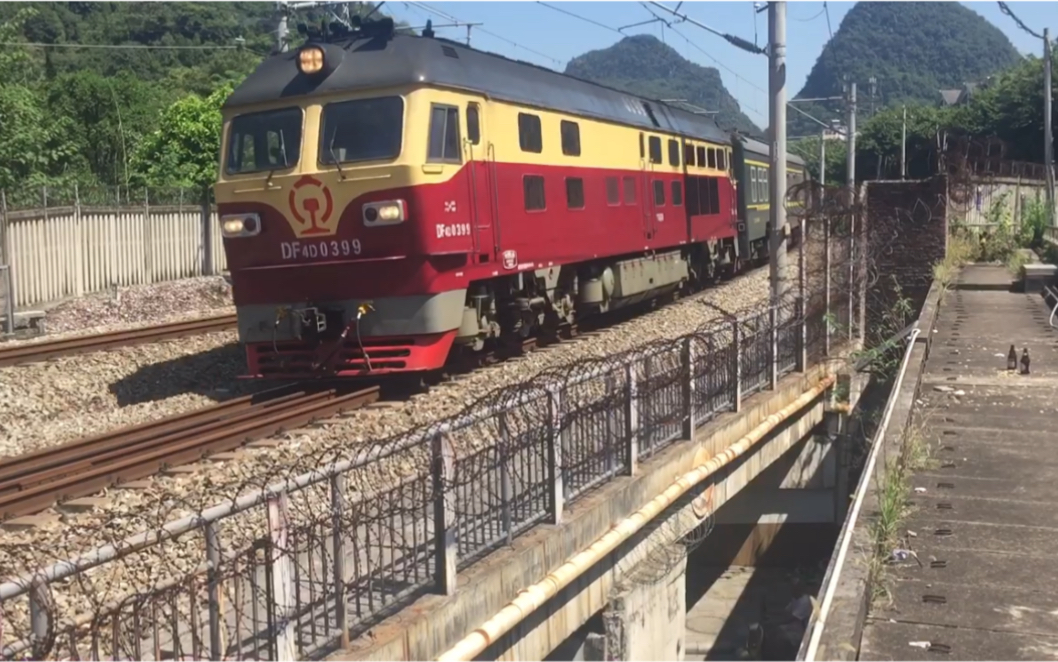 k2385次(长春-南宁)通过桂林市丽君路铁路立交桥!