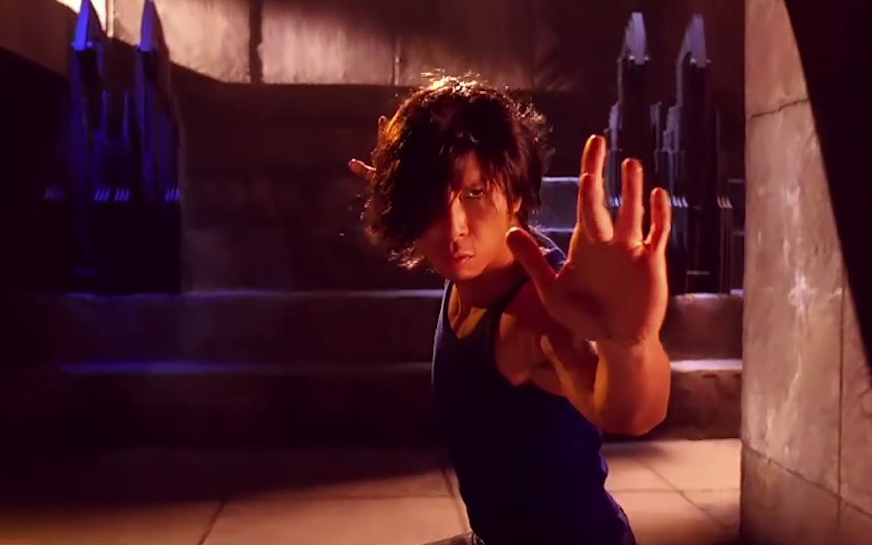 龙虎门:甄子丹武力全开,用桌板拍谢霆锋,霸气的使出降龙十八掌