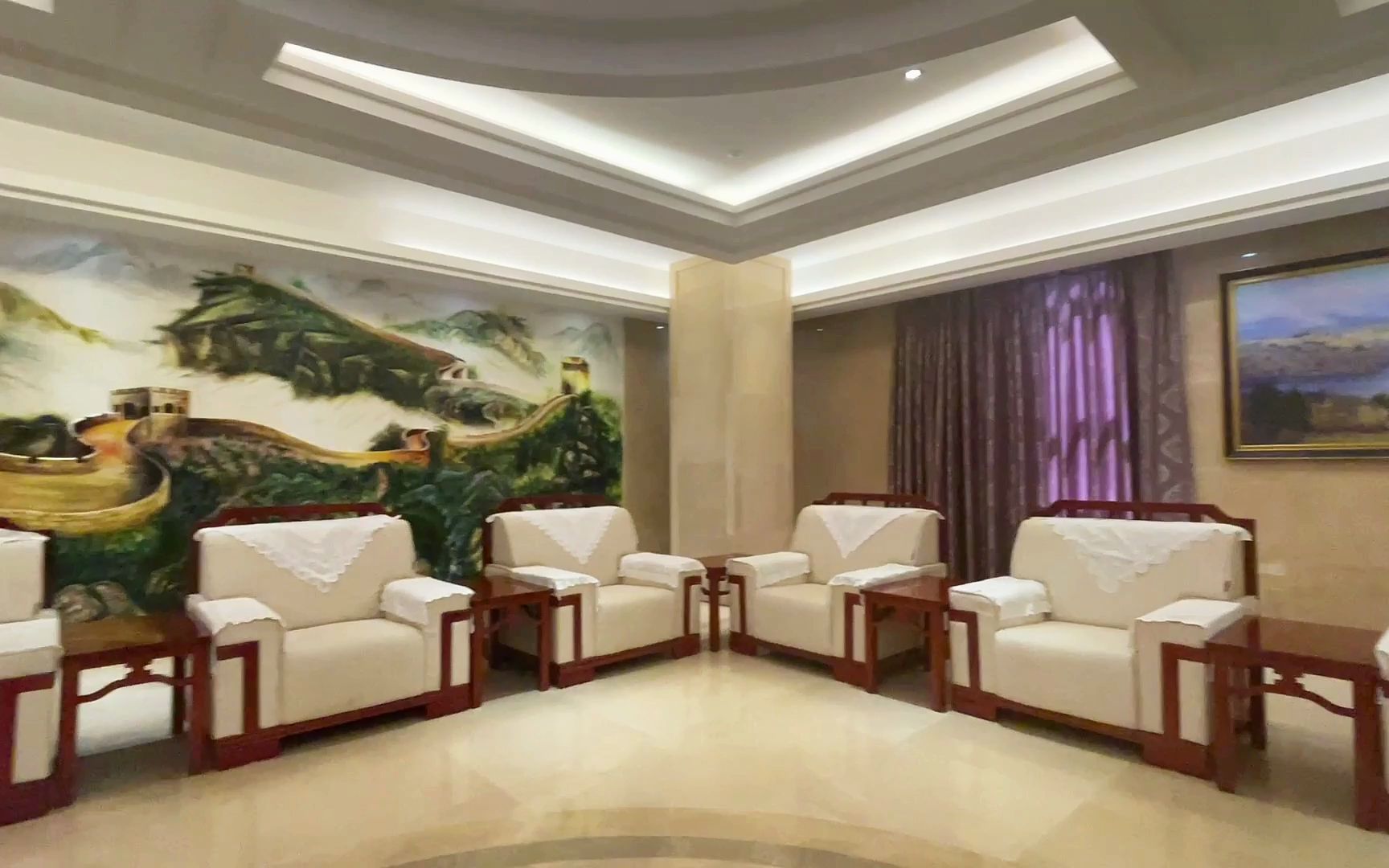 接待区是公司的门面,鸿业家具集团高规格贵宾接待中心,接待来访客户