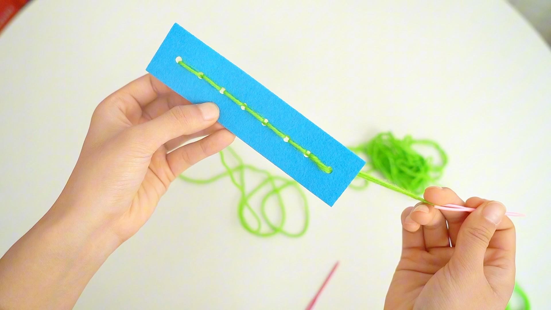 自制幼儿园蒙氏早教玩具,在游戏中学会穿针引线,锻炼小手灵活性的《缝