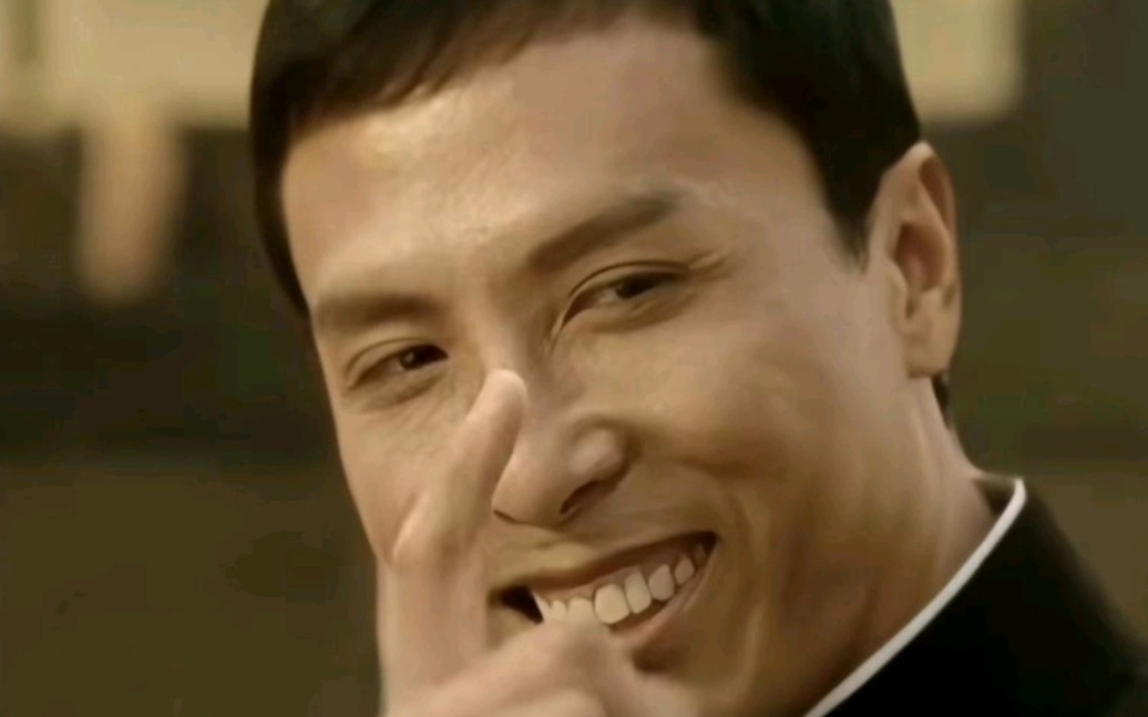 ai扩图下的叶问—甄子丹 指手笑,你还认得出来吗
