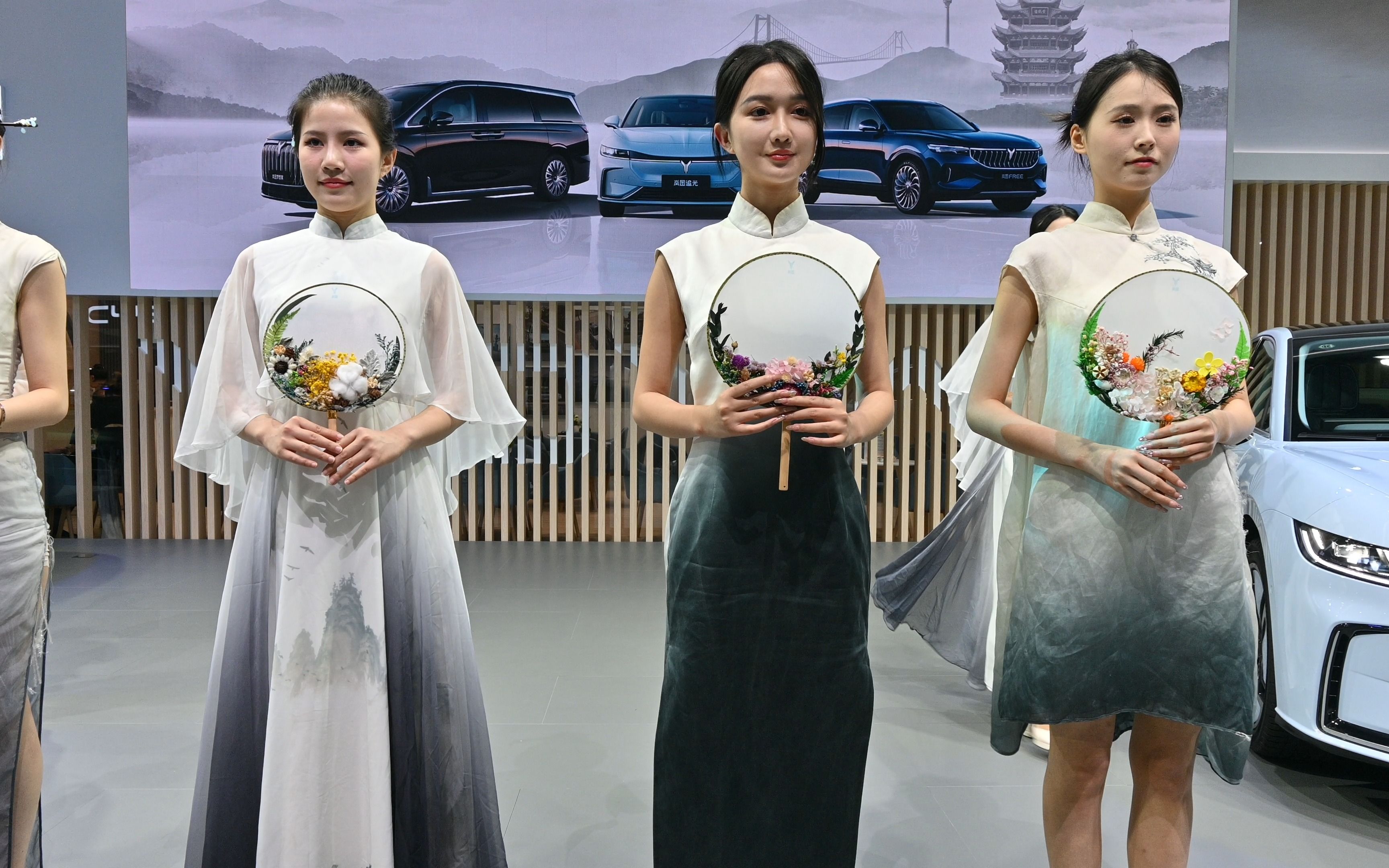 岚图展台 国风旗袍车模走秀 武汉华中国际车展2023
