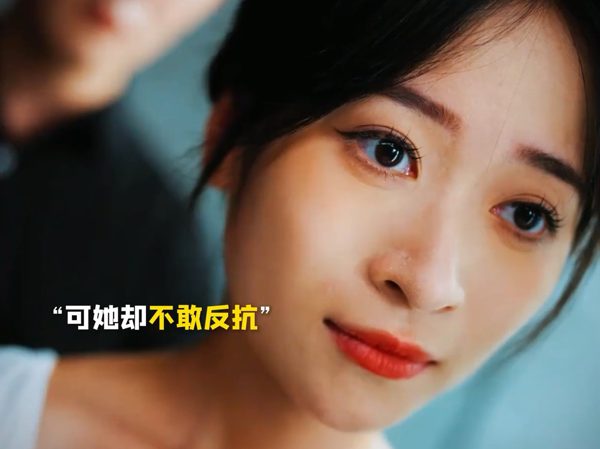 假装盲人去意外目睹谋杀现场,看女主如何开溜!