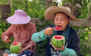 Video herunterladen: 欧妹今天为啥不做饭？干完活摘几个西瓜吃，再和老妈去邻居家蹭饭