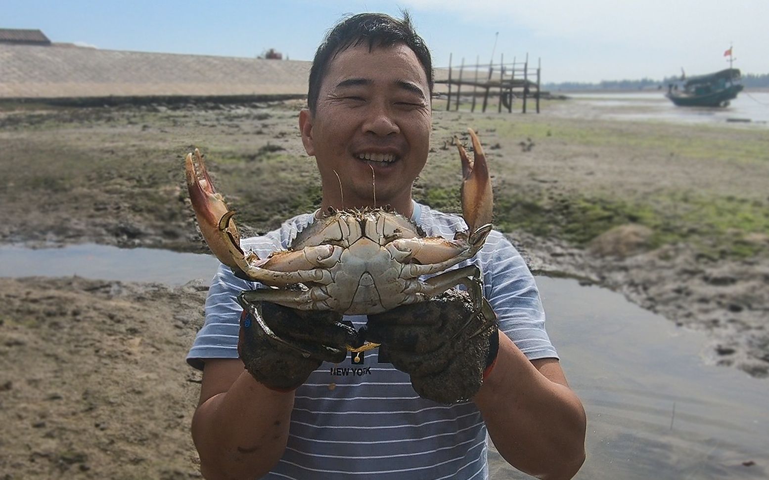 泥田里的野生大青蟹又肥又多,大叔一路狂抓没停过,大叔乐坏了哔哩哔哩bilibili