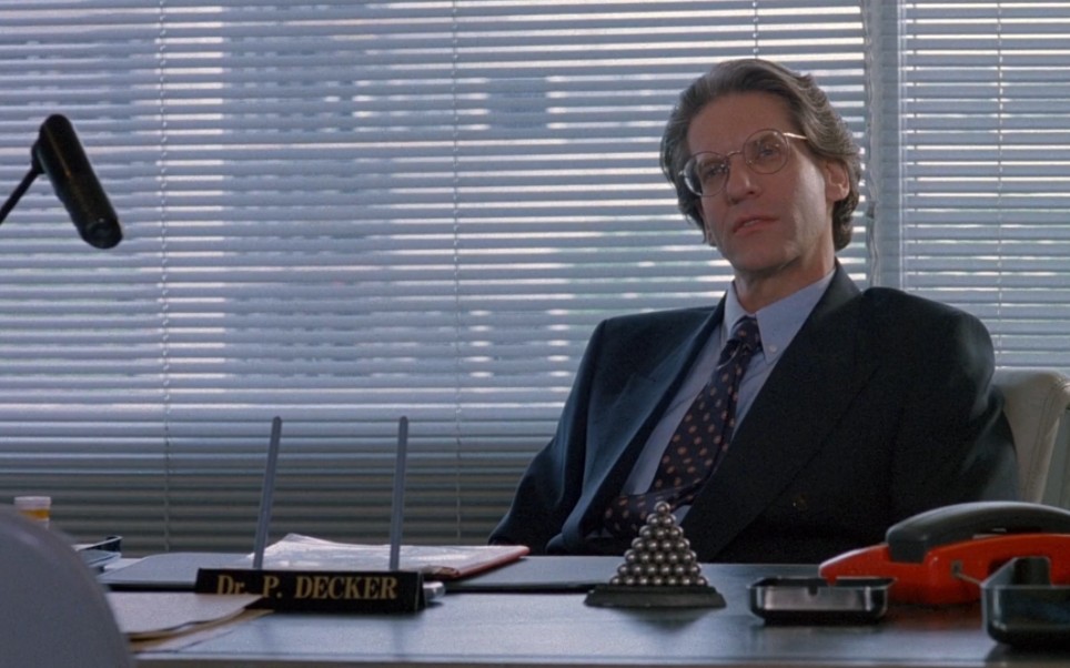 "请欣赏大导演亲自饰演斯文败类"║大卫·柯南伯格║in the film