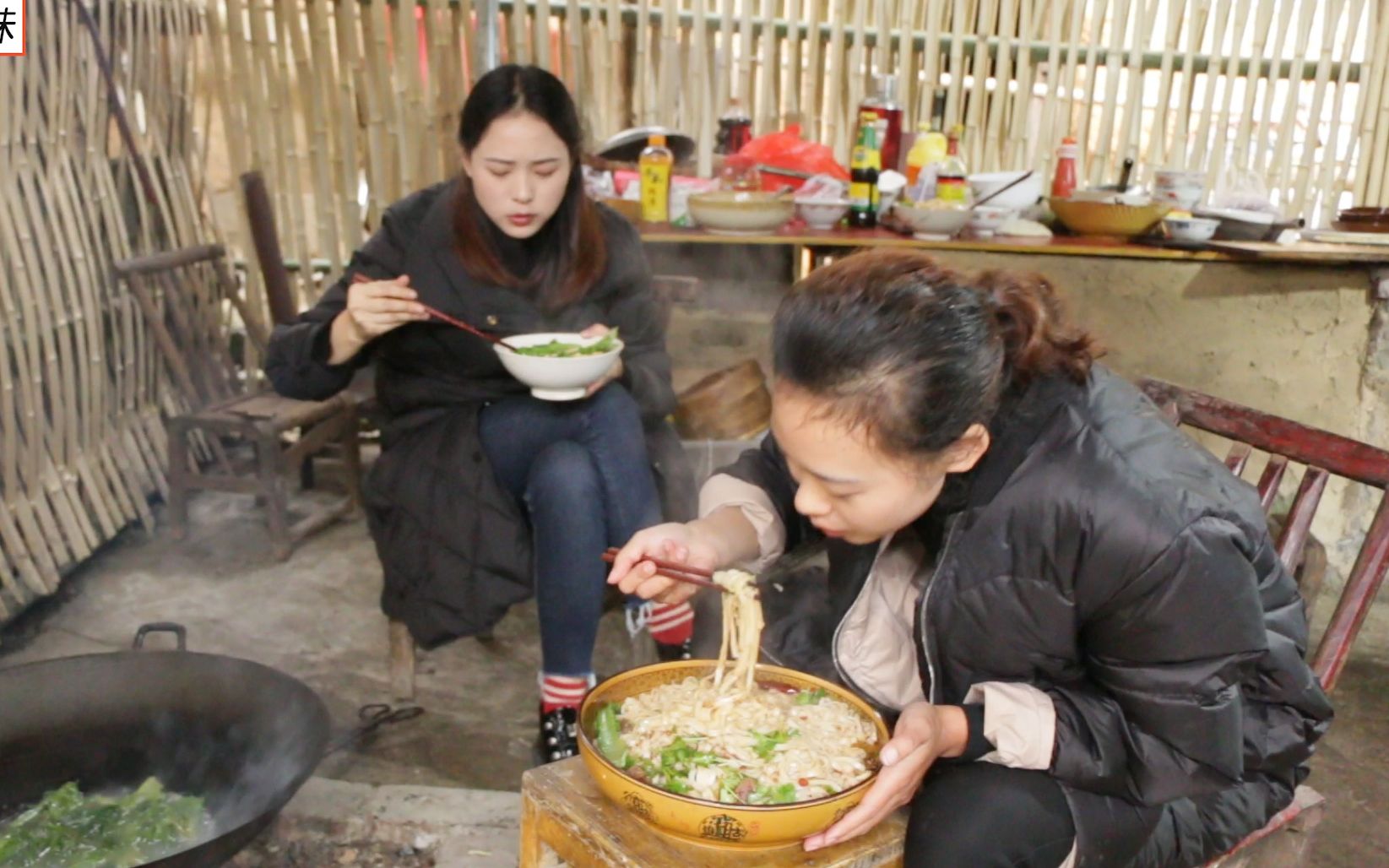 秋妹姐姐今天做了牛肉面,秋妹一旁指导,放入牛肉后,美味极了_哔哩哔哩