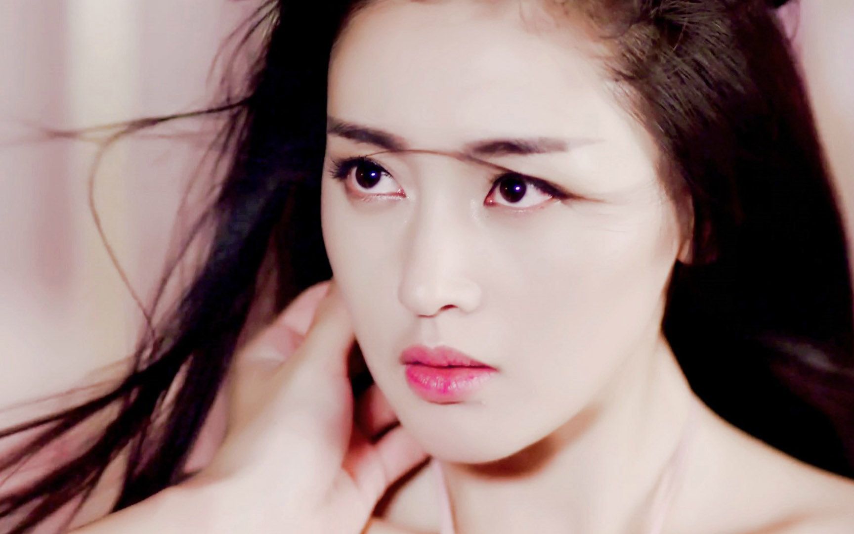 张天爱倒立击掌唐嫣脑袋伸入双腿之间女星的特技一个比一个奇特