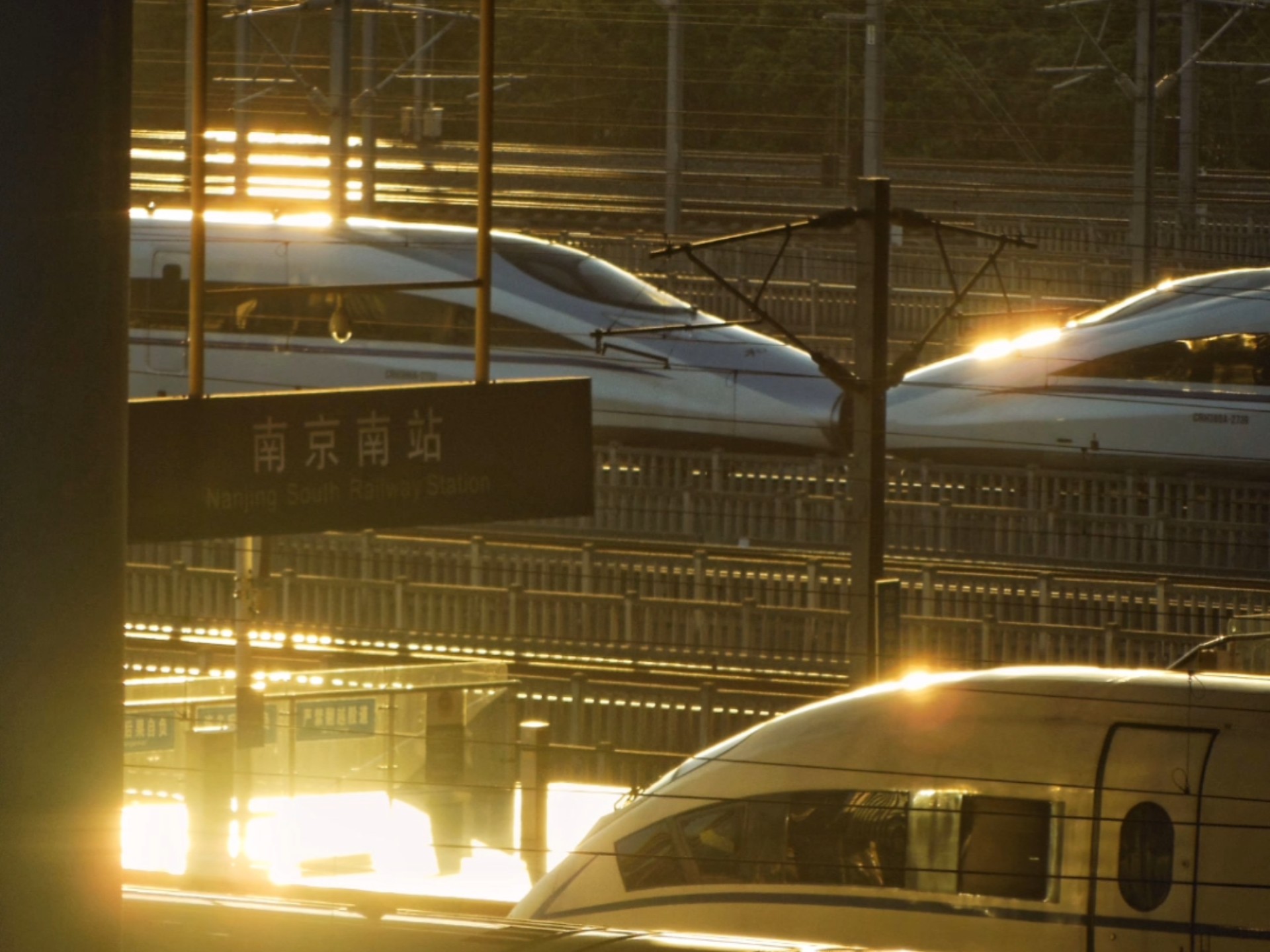 金色南京南,动车八连发