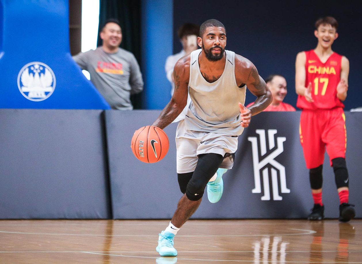 凯里欧文 和粉丝单挑 简单展现自己的运控技术 “欧神仙”Kyrie Irving playing 1 on 1 vs Fans! 哔哩哔哩bilibili