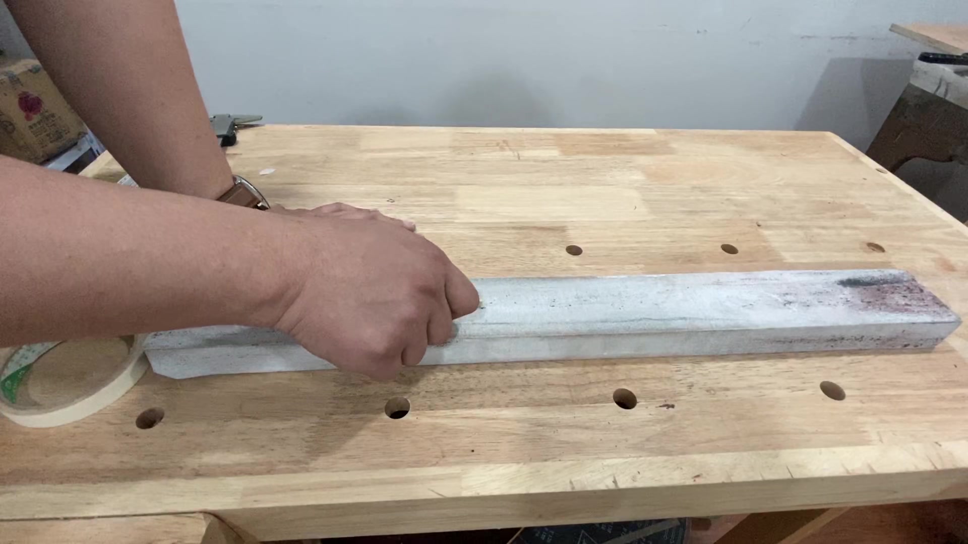 民谣吉他拾音器音量不均匀怎么办有办法教你琴桥打磨