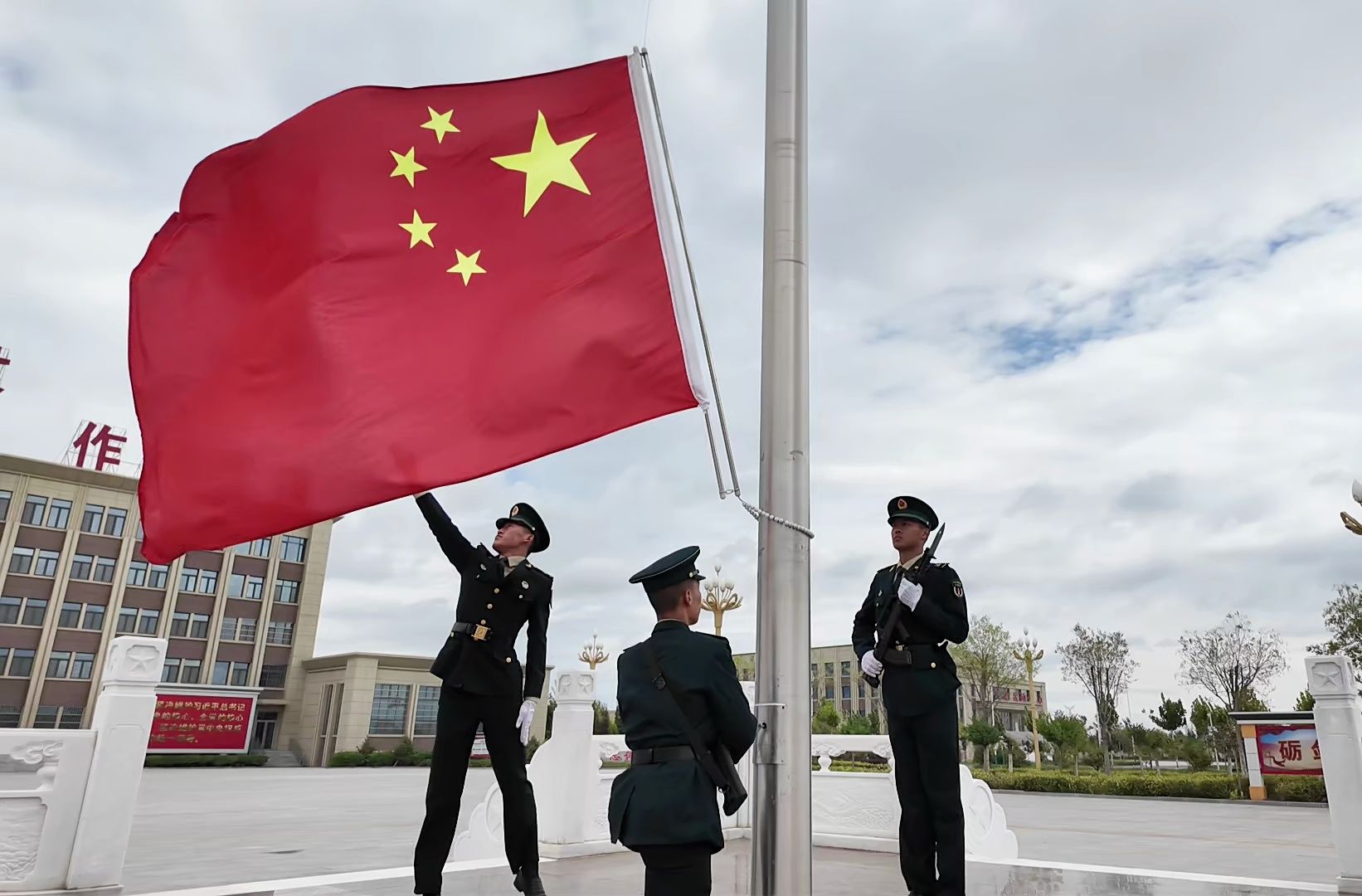 升旗仪式 | 祝福伟大祖国生日快乐、繁荣昌盛!哔哩哔哩bilibili