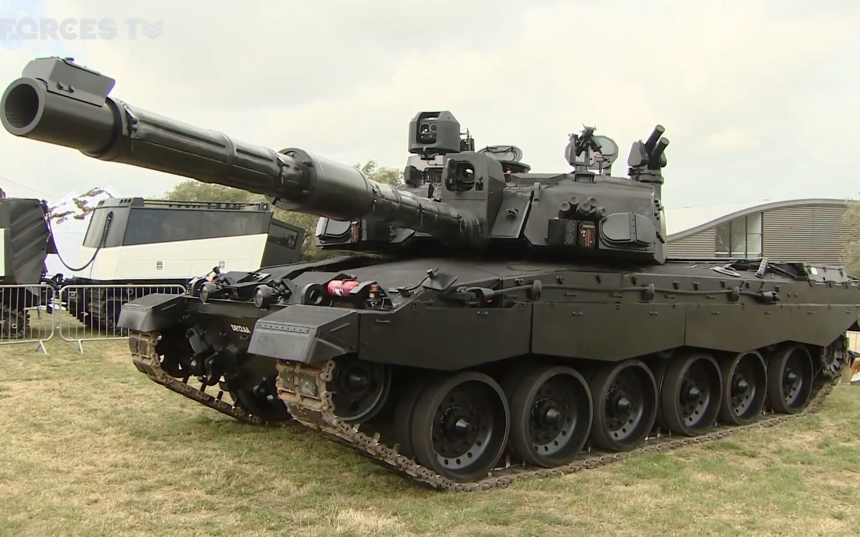 英国米尔布鲁克军用装备车辆展挑战者ii主战坦克原地转炮塔展示