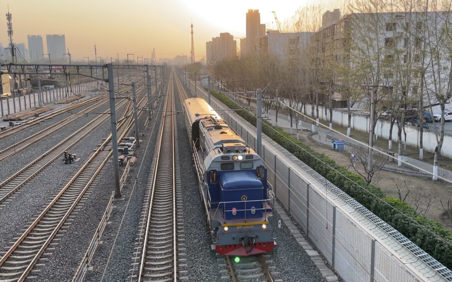 京局京段df7c5526牵引一辆客车车底接近京沪线北京南站
