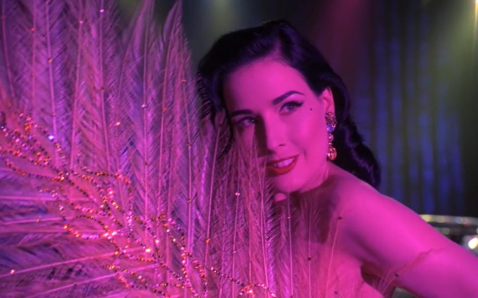 [图]【Dita Von Teese】世界第一脱衣舞娘蒂塔•万提斯竟也客串过犯罪现场调查(CSI)，还在剧中上演了经典的“香槟浴”！