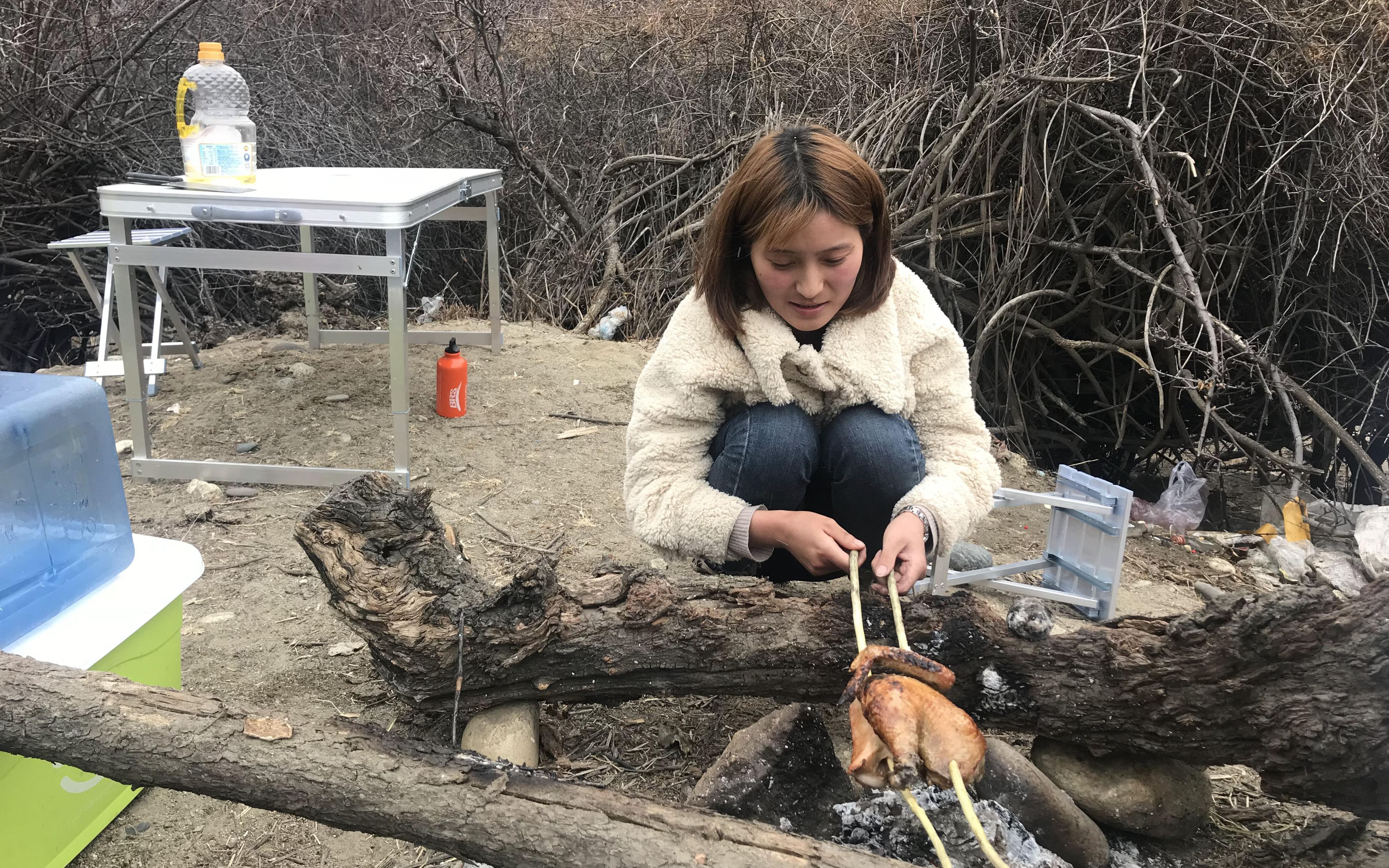 一对情侣自驾旅行,躲在林芝野外树林里烤着鸡,日子过得让人嫉妒哔哩哔哩bilibili