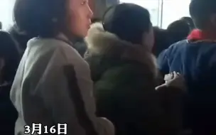 Video herunterladen: 学校开家长会，小女孩爸妈离婚了都没来。小女孩眼含泪花，一直盯着门外，期盼着爸爸妈妈的到来，网友：孤单的样子，让人心疼