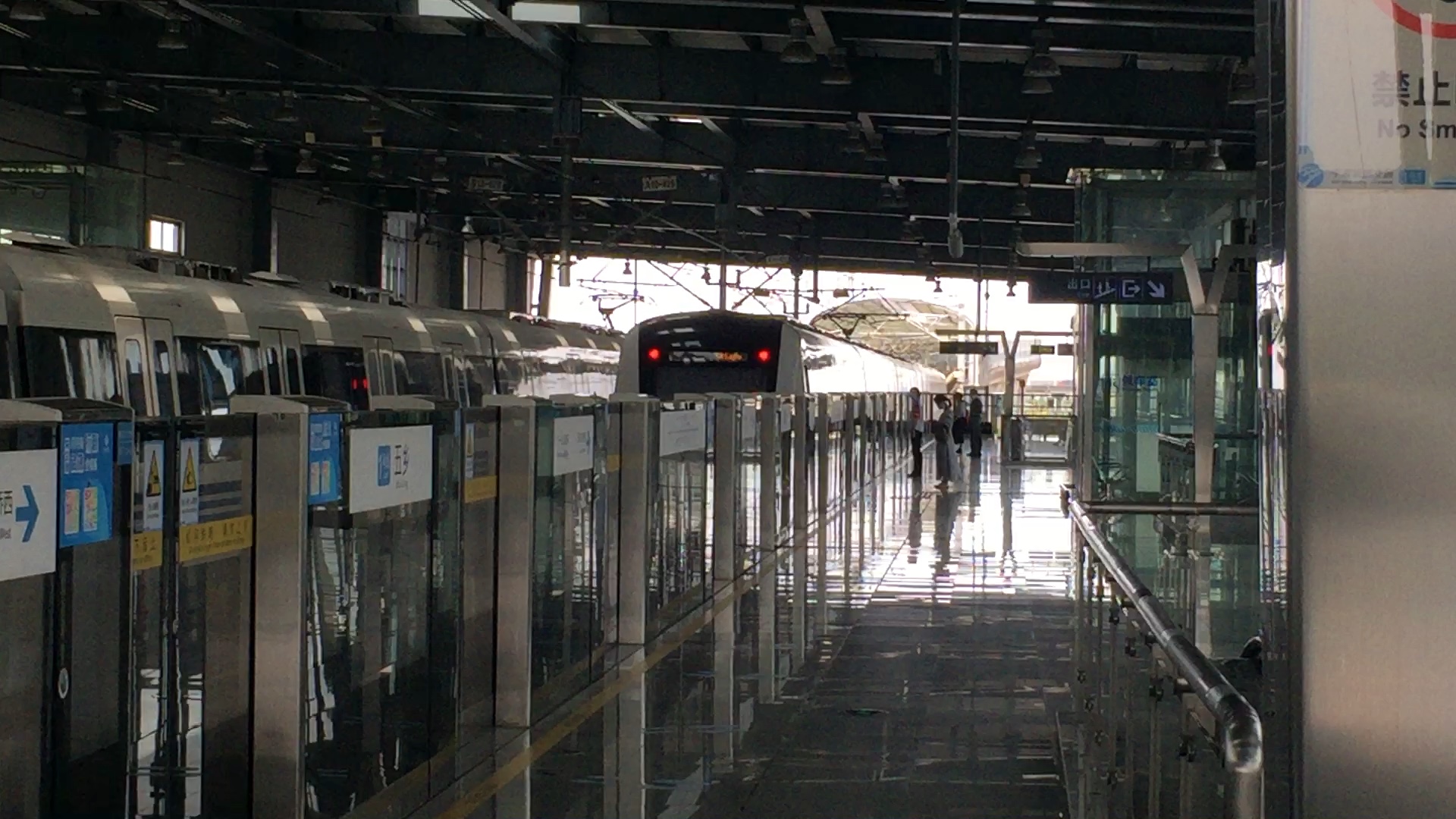 宁波轨交l1不停站列车鸣笛通过五乡站