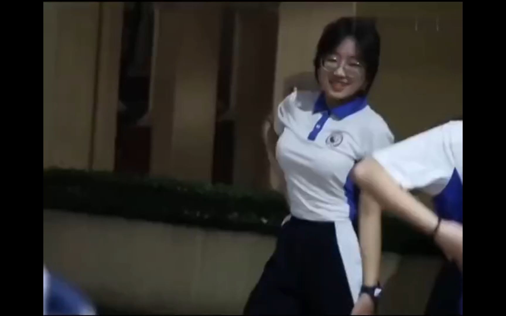 眼镜妹~天上飞机最快....