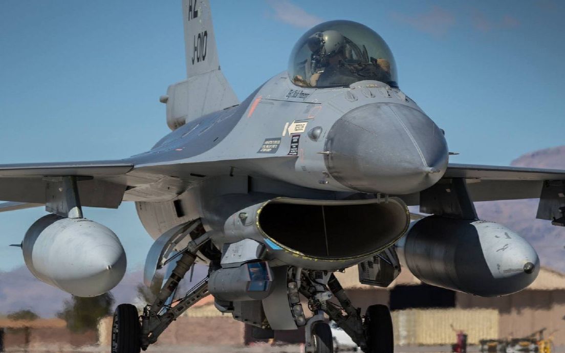 活动  单发也能为所欲为:f16战斗机伦敦航展