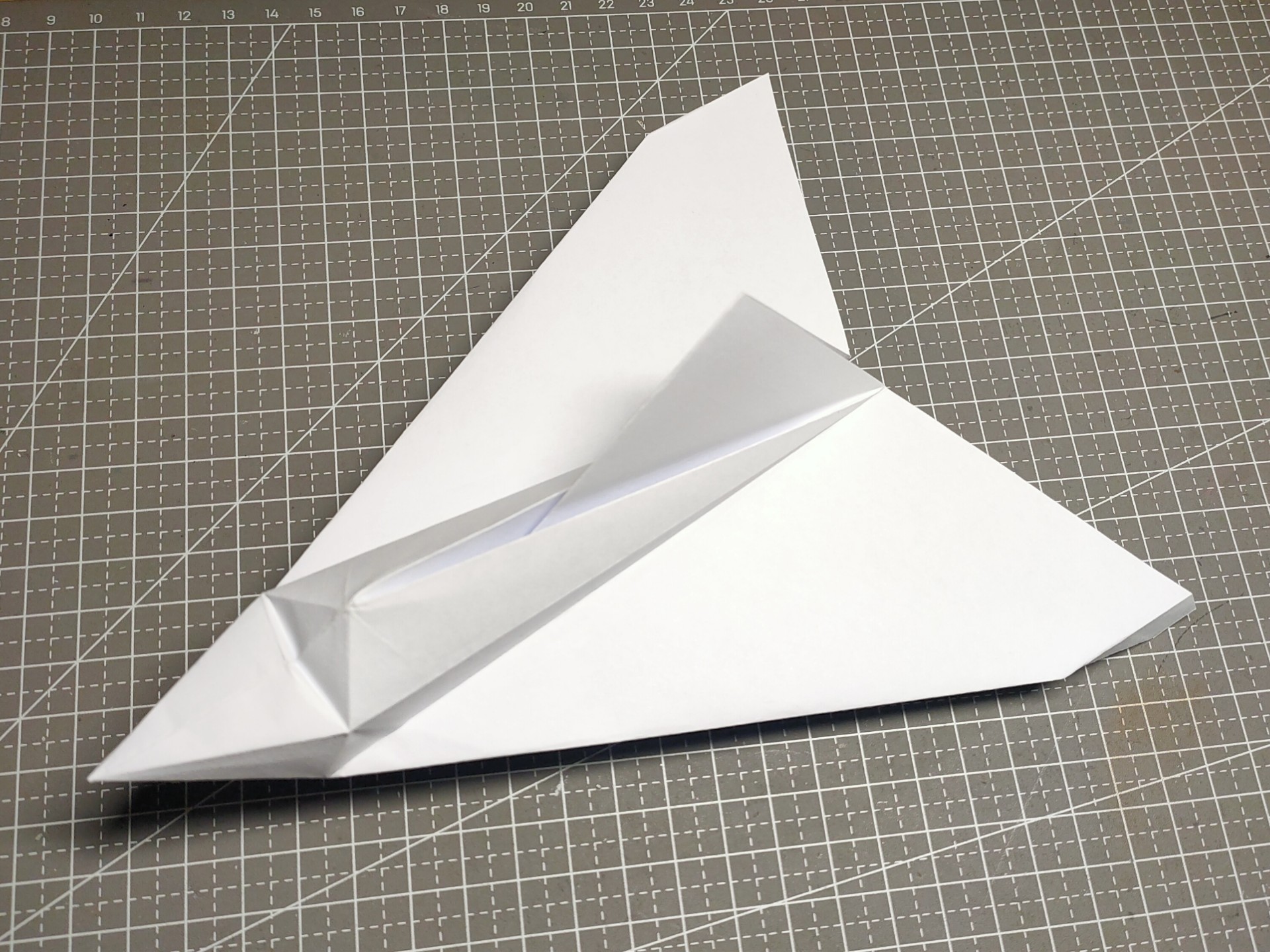 折一架经历过风洞测试的立体纸飞机