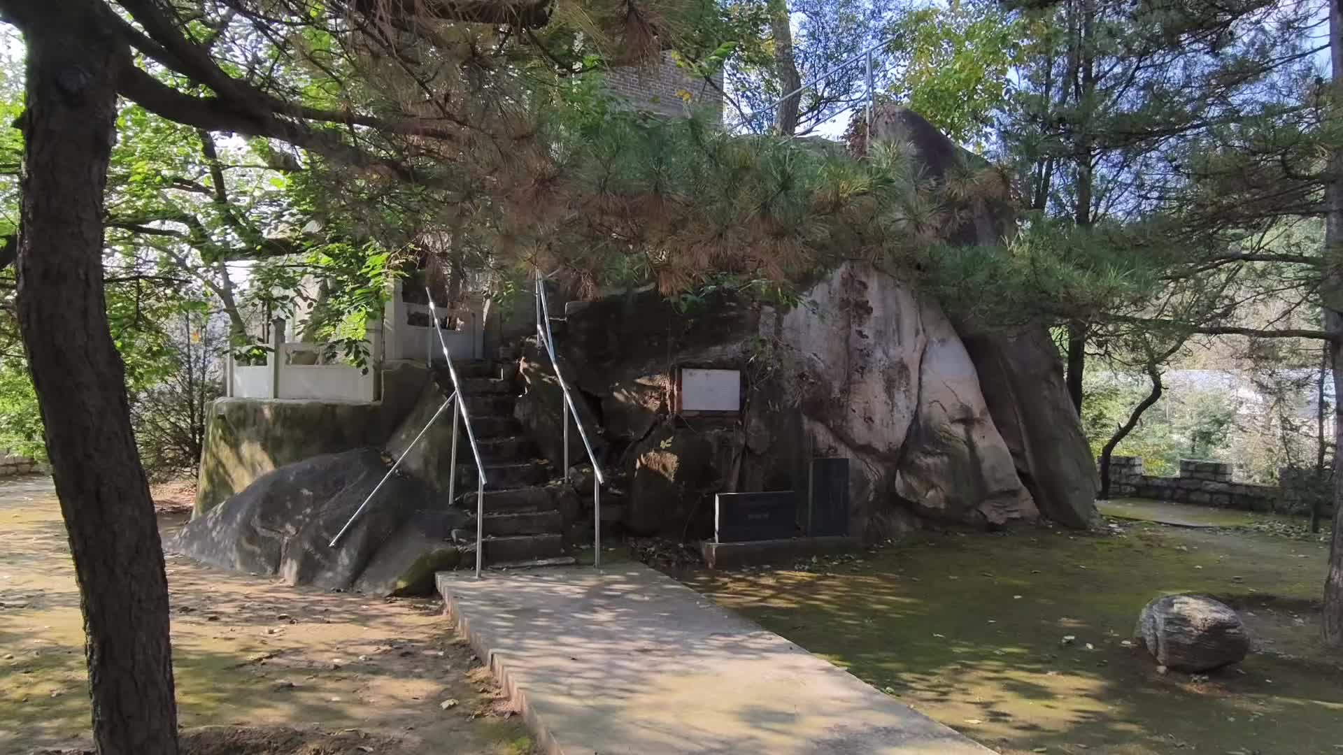 霹破石村的霹破石,挺奇特,挺壮观,看来这个传说是真的