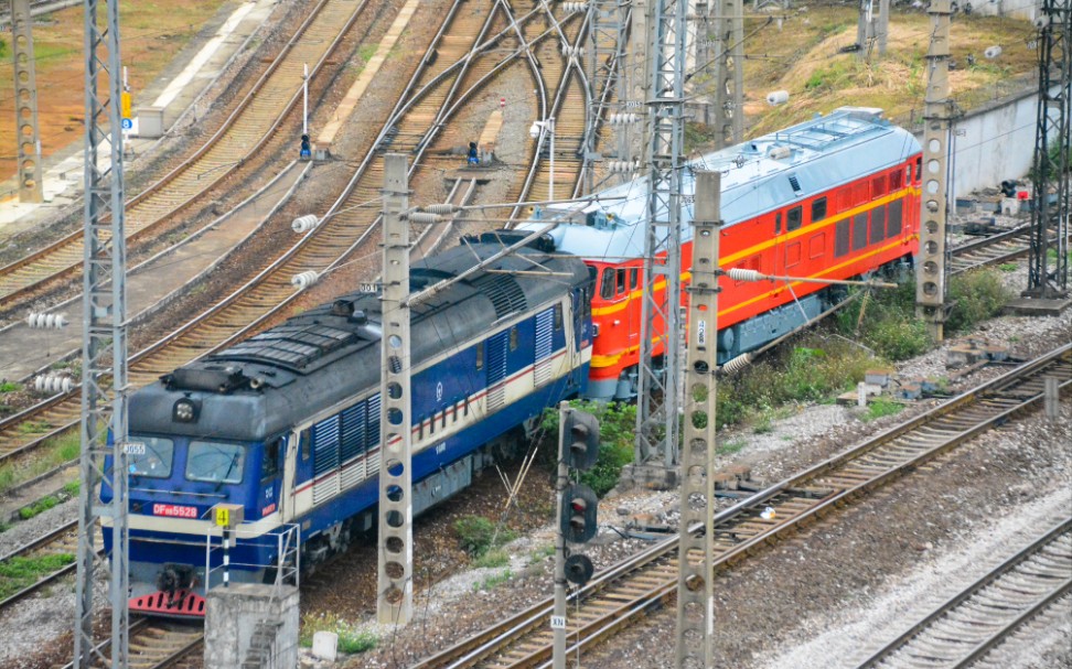 库存〕柳州机务段内的油电混合的连挂(已绝版)_哔哩哔哩 (゜-゜)つ