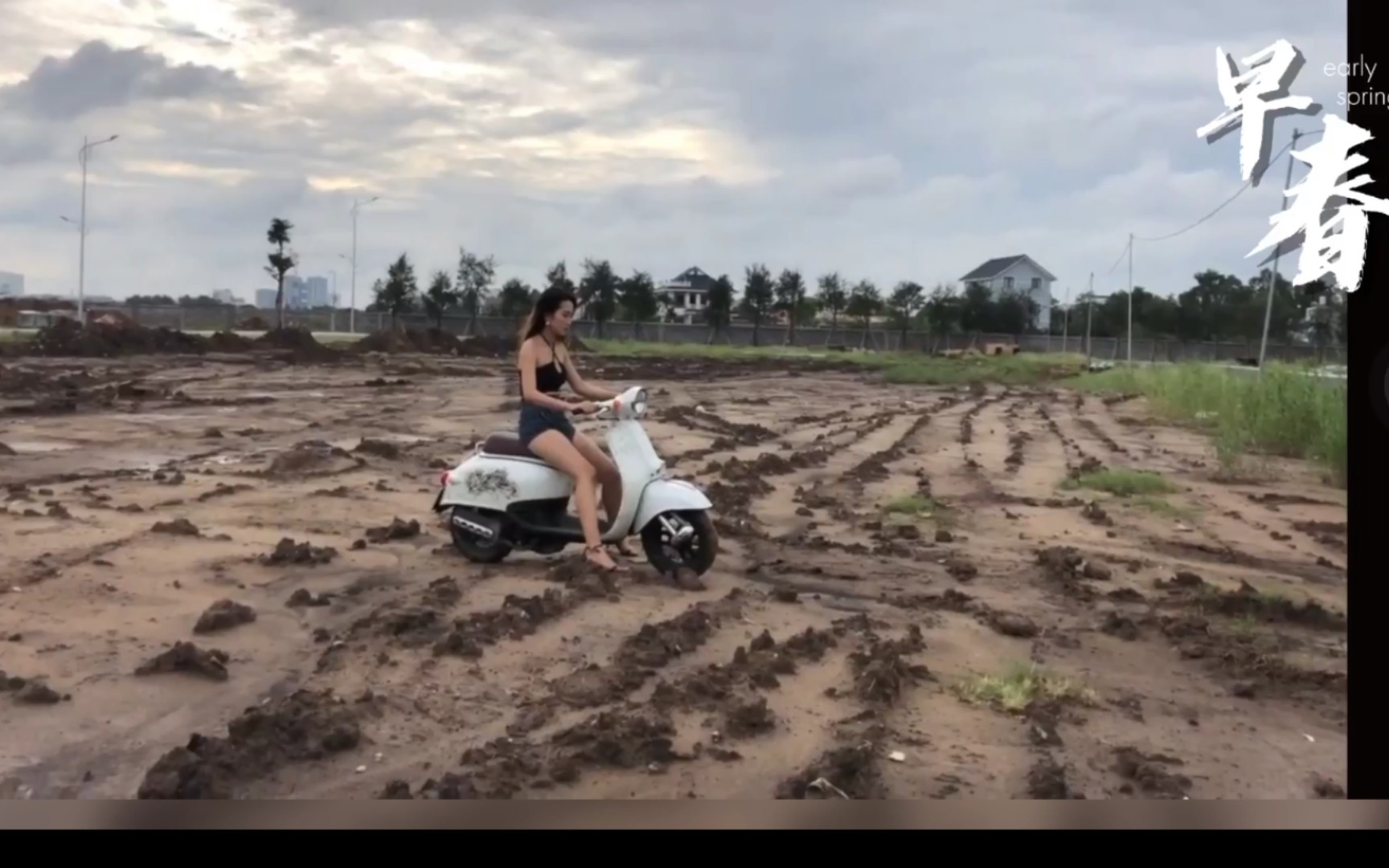 美女骑摩托车陷车