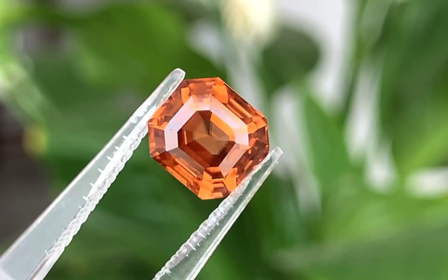 天然锆石, 日落色很大气,精切,绝美玻璃体,火彩犀利