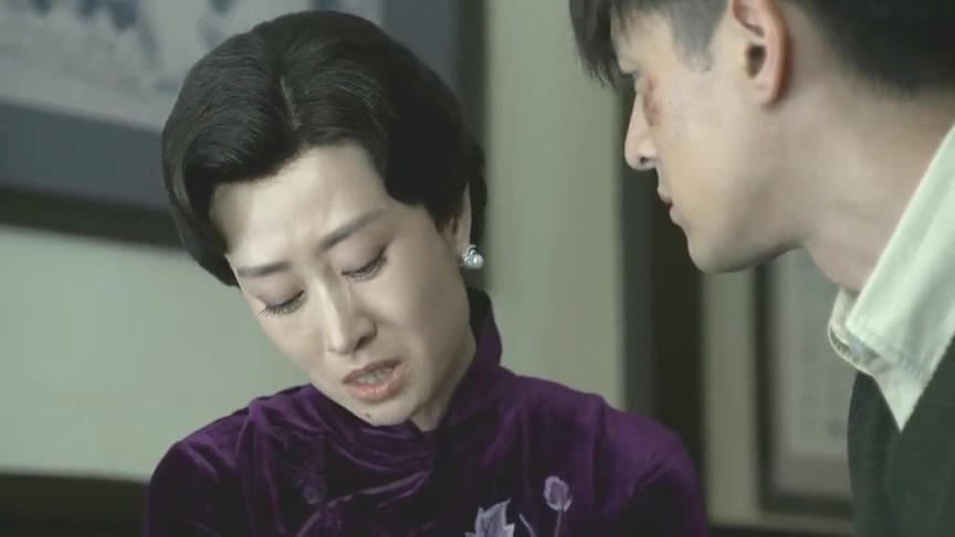 伪装者:明台看着曼丽的照片,含着泪向大姐倾诉,太伤感了!