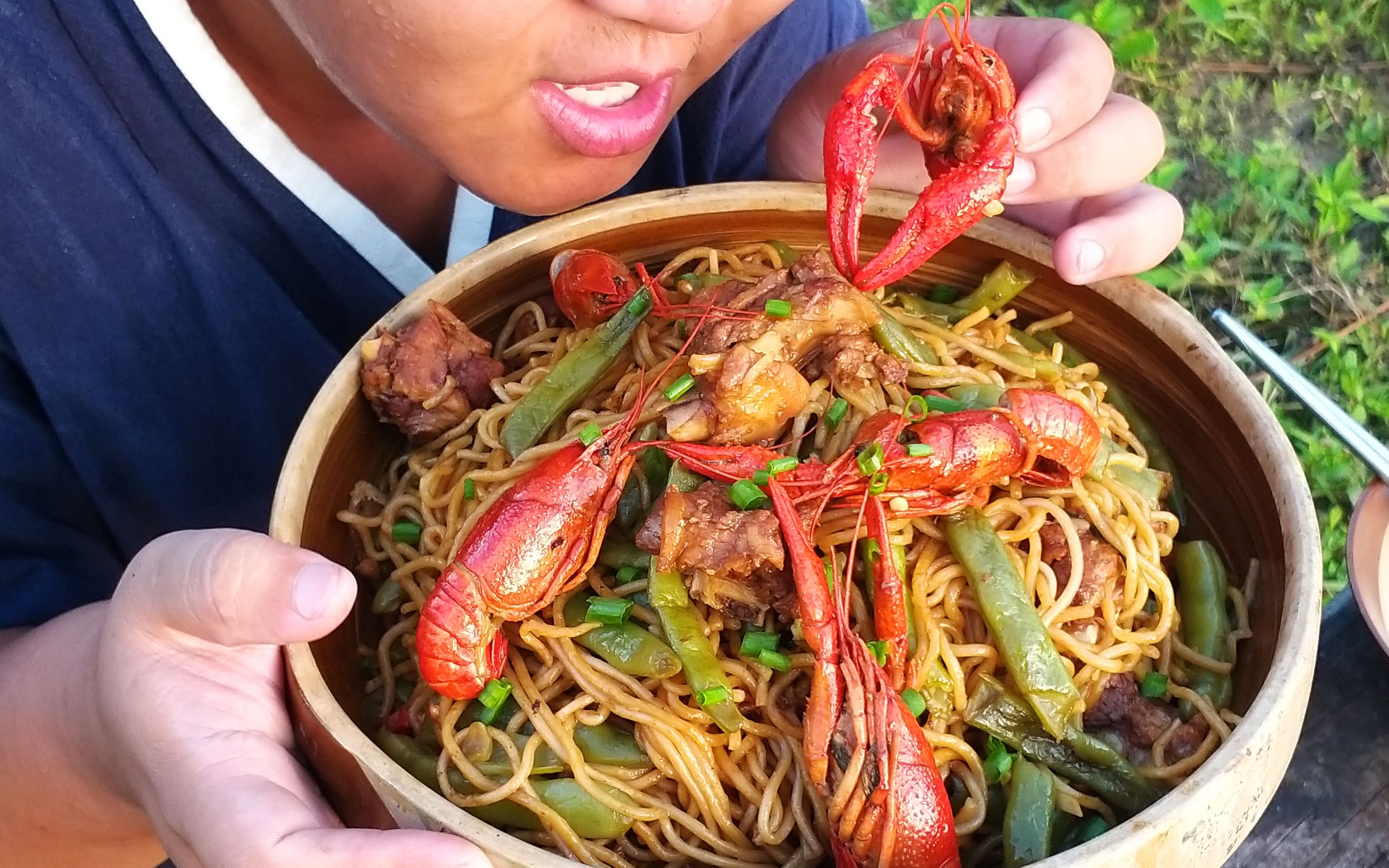 秘制"龙虾排骨焖面",一口肉一口面,别提多香了,越吃越想吃_哔哩哔哩