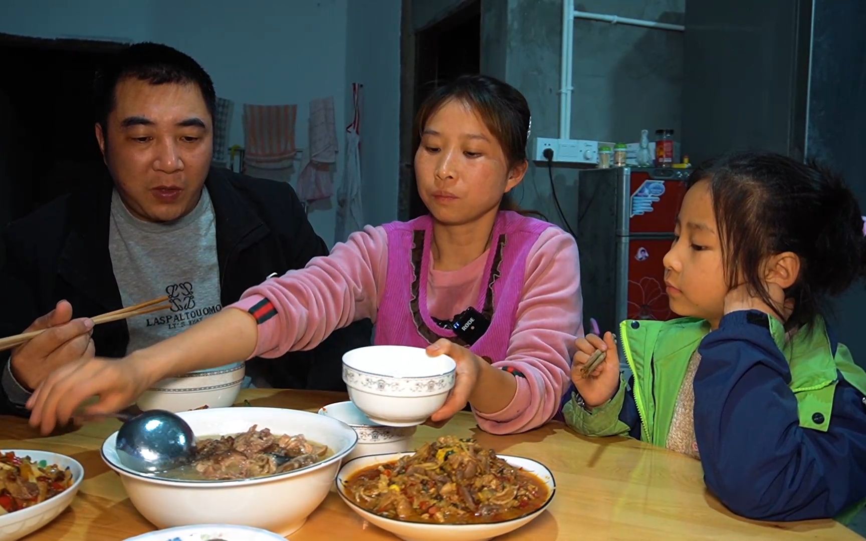 妈妈头痛,桃子姐炖一大锅天麻鸡汤,鲜香味美,一家人吃得美滋滋