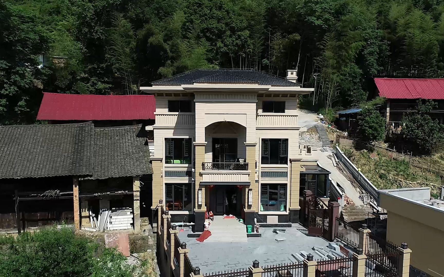 城里住不惯,邵阳老汉回农村盖别墅,还是独门独院好!