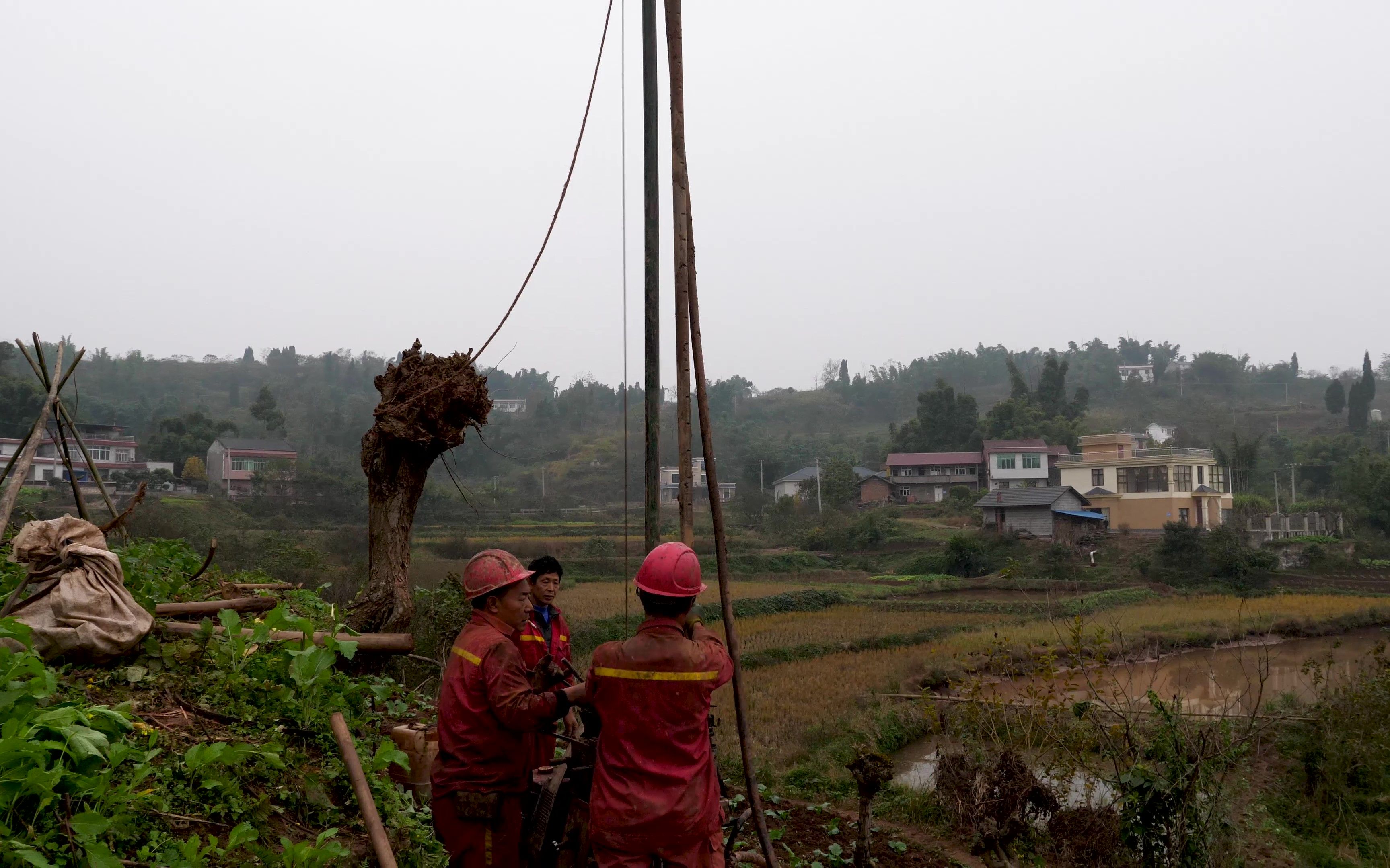 石油勘探队到村里钻探石油,农作物损毁由单位赔产队负责