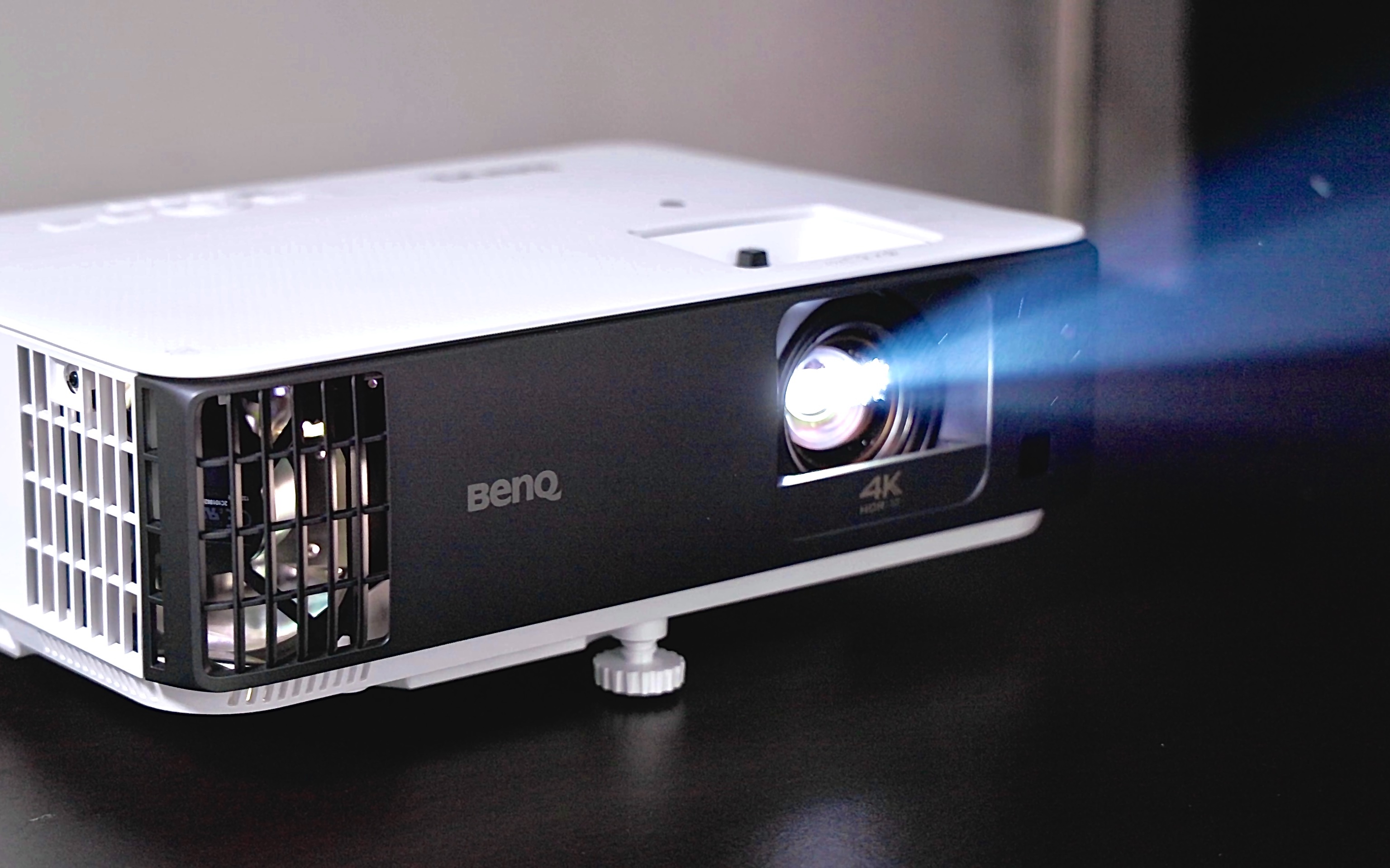 家用投影仪如何兼得影音中心和游戏中心 明基tk700st的真实使用体验