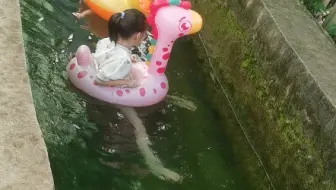 和妹妹一起游泳
