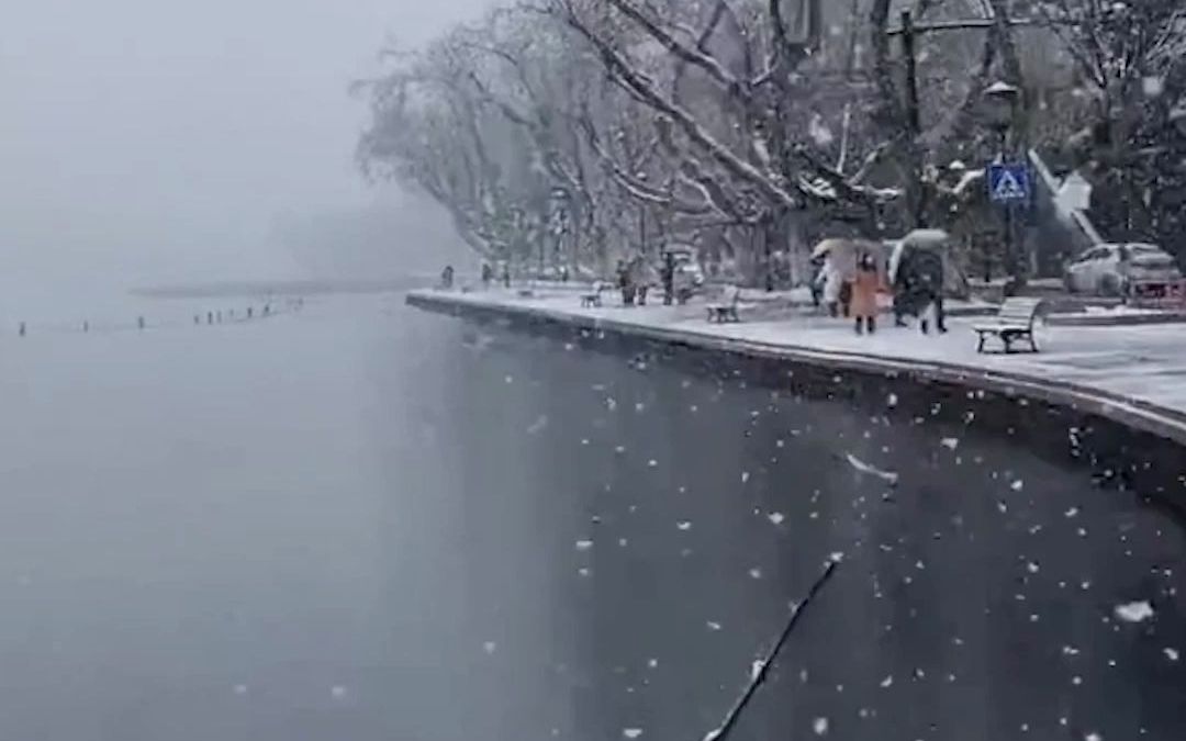 [图]杭州下大雪了，看西湖白堤和断桥，一首《断桥残雪》带你沉浸于美丽雪景之中！