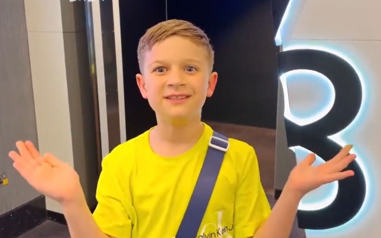 外国小男孩挑战独自一人出门游玩一整天,看看都能玩什么