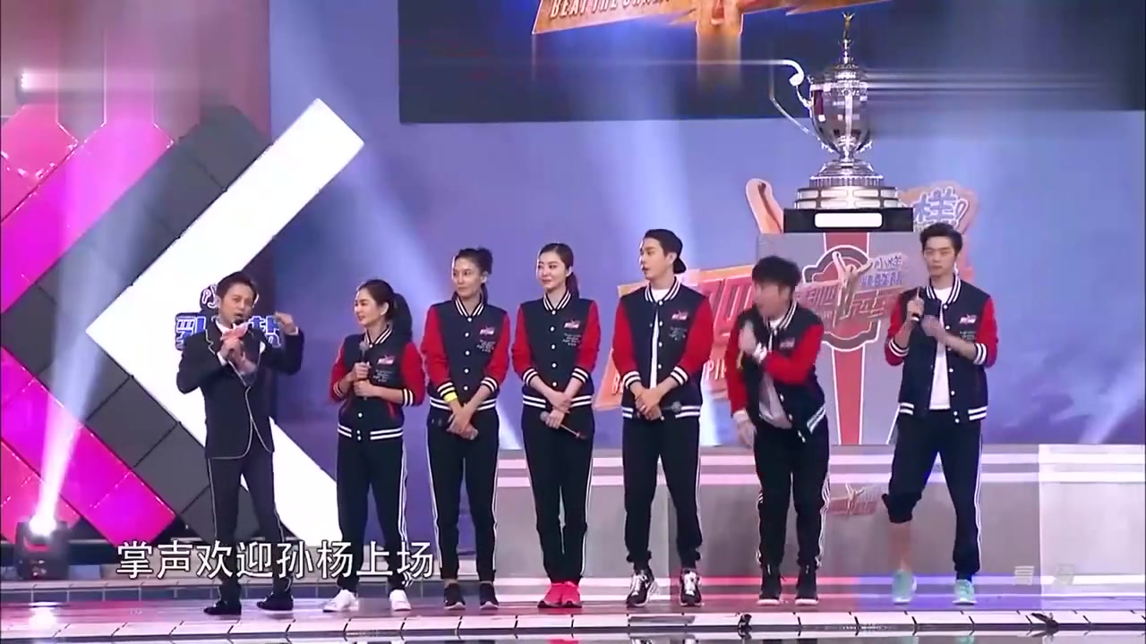 来吧冠军:张蓝心展现高难度动作,真不愧是新一代的武打女郎!